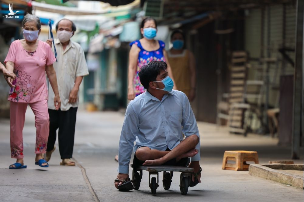 Một xóm chợ ở P.Bình Hưng Hòa A, Q.Bình Tân có nhiều người khiếm thị, người khuyết tật gặp khó vì dịch Covid-19 /// Ảnh: Hải An