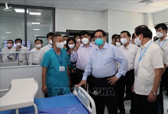 Thủ tướng Phạm Minh Chính kiểm tra đột xuất các điểm nóng về dịch Covid-19 - Ảnh 2.
