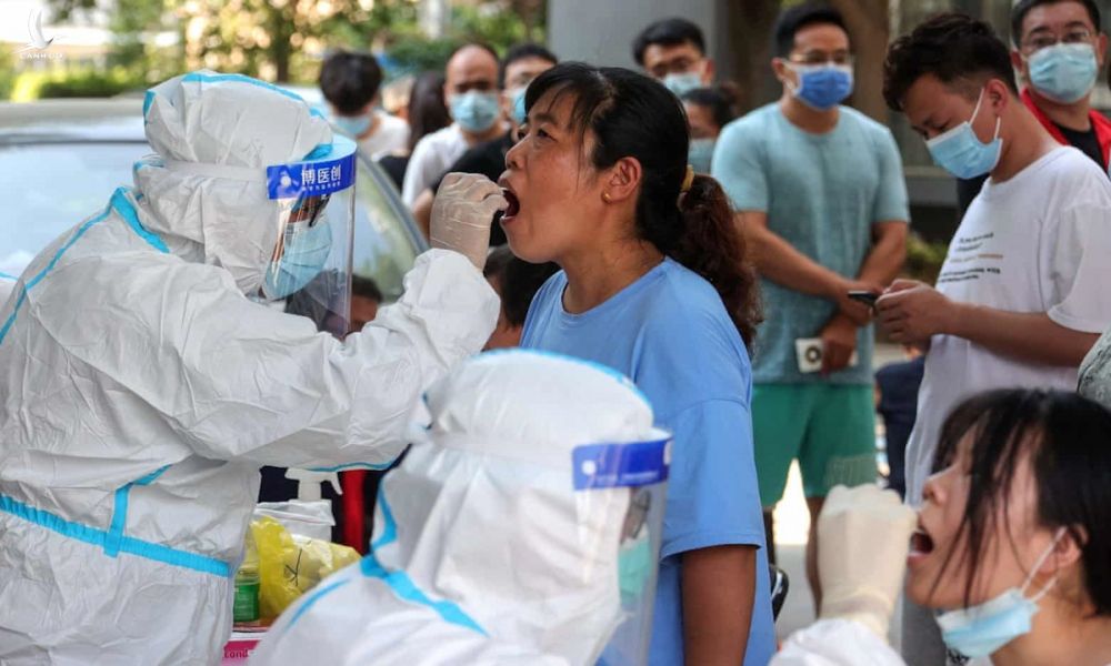 Nhân viên y tế lấy mẫu xét nghiệm Covid-19 tại thành phố Trịnh Châu, tỉnh Hà Nam. Ảnh: AFP.