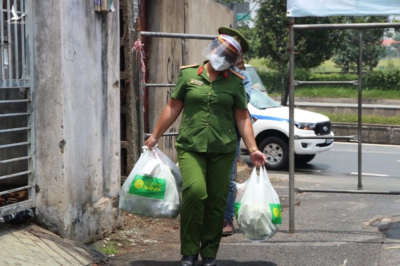 Nữ cảnh sát khu vực ở TP Thủ Đức đi chợ giúp dân - ảnh 4