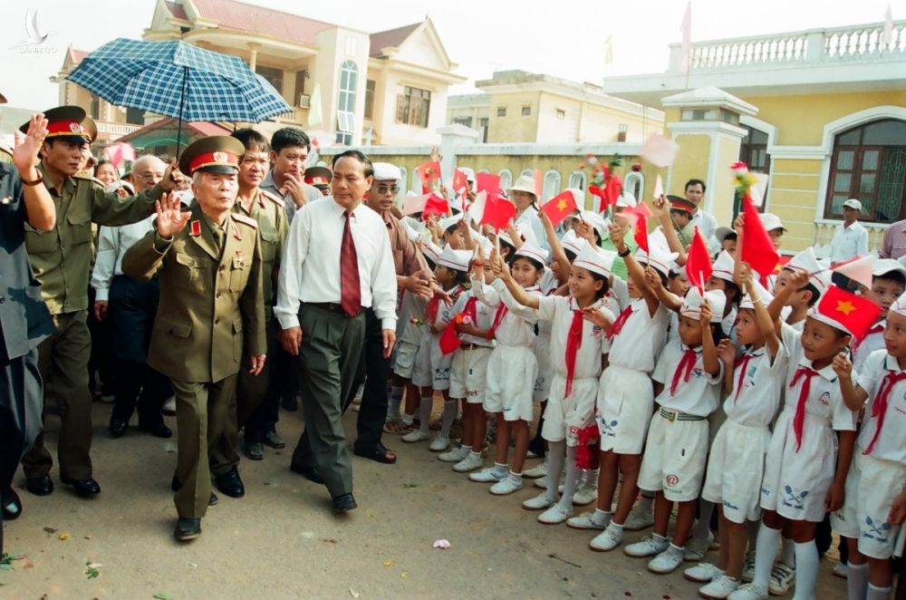 Đại tướng về thăm quê Quảng Bình năm 2004 (Ảnh: Trần Hồng)