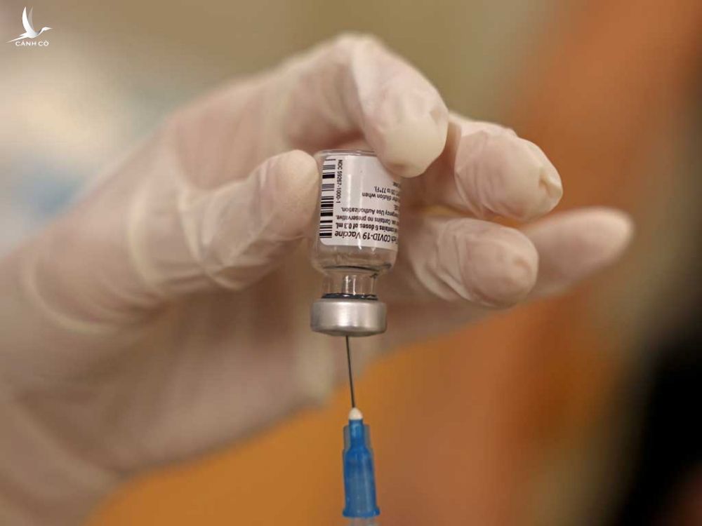 Nhân viên y tế chuẩn bị vắc xin Pfizer/BioNTech ở Israel /// AFP