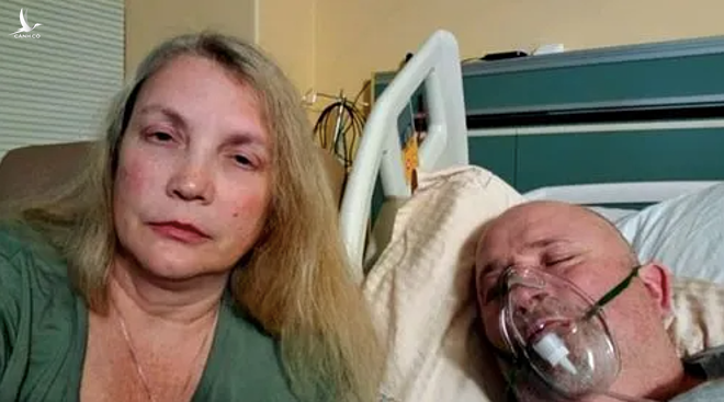 Alicia Ball ngồi bên cạnh chồng là William Ball tại bệnh viện ở Mississippi khi ông đang chiến đấu với Covid-19. Ảnh: CNN