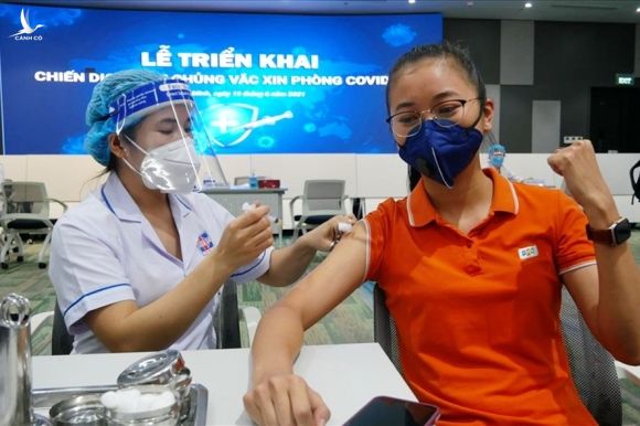 Tiêm vaccine phòng COVID-19 cho người dân tại TPHCM. Ảnh: Hoài Anh