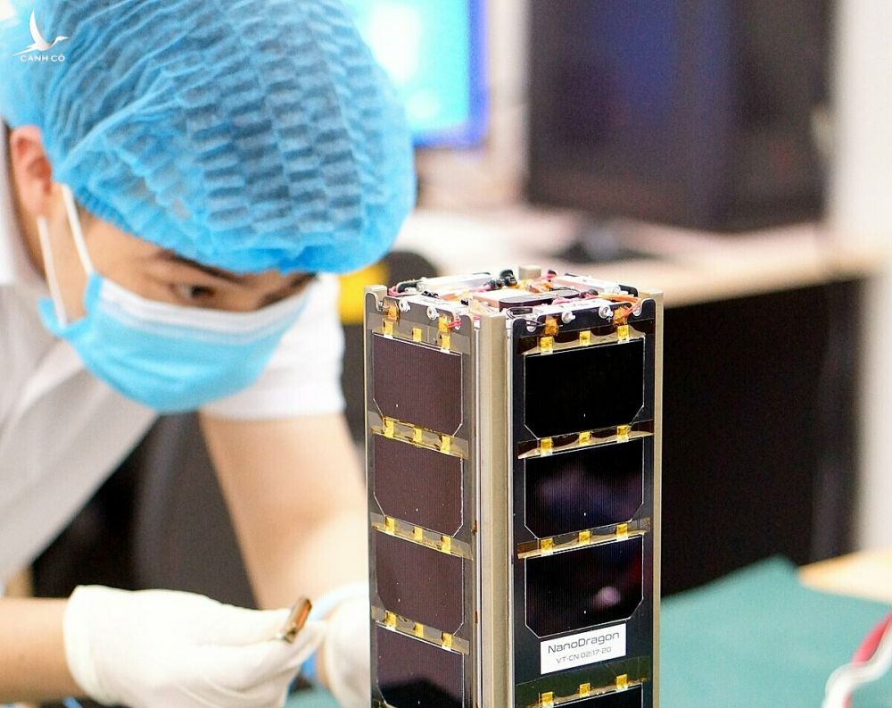 Vệ tinh NanoDragon trong phòng sạch của Trung tâm Vũ trụ Việt Nam. Ảnh: VNSC.