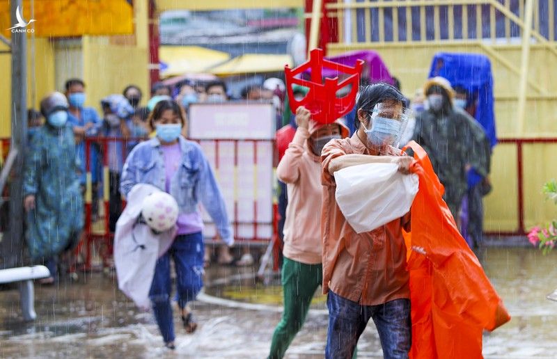 Dân đội nắng, đội mưa đi tiêm vaccine Vero Cell - ảnh 14