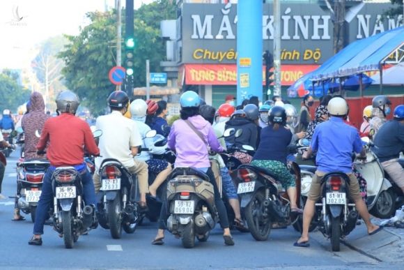 Người dân TP.HCM đi siêu thị đông nghẹt từ sớm: ‘Không biết khi nào mới tới lượt!’ - ảnh 3