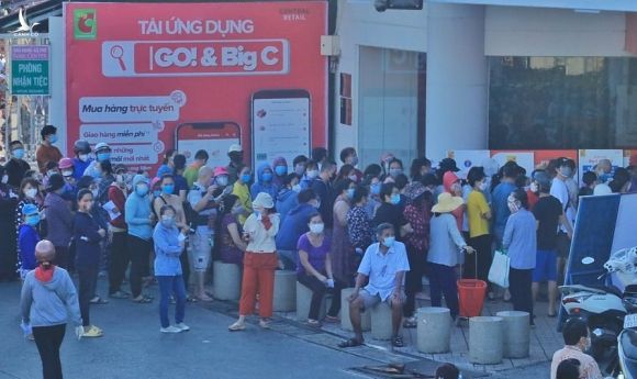 Người dân TP.HCM đi siêu thị đông nghẹt từ sớm: ‘Không biết khi nào mới tới lượt!’ - ảnh 9