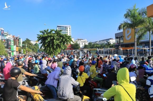 Người dân TP.HCM đi siêu thị đông nghẹt từ sớm: ‘Không biết khi nào mới tới lượt!’ - ảnh 1