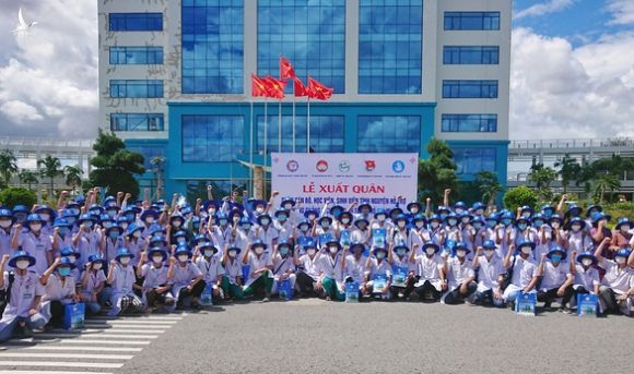 Đoàn 250 cán bộ và sinh viên y khoa Cần Thơ hỗ trợ TP.HCM chống dịch - Ảnh 1.