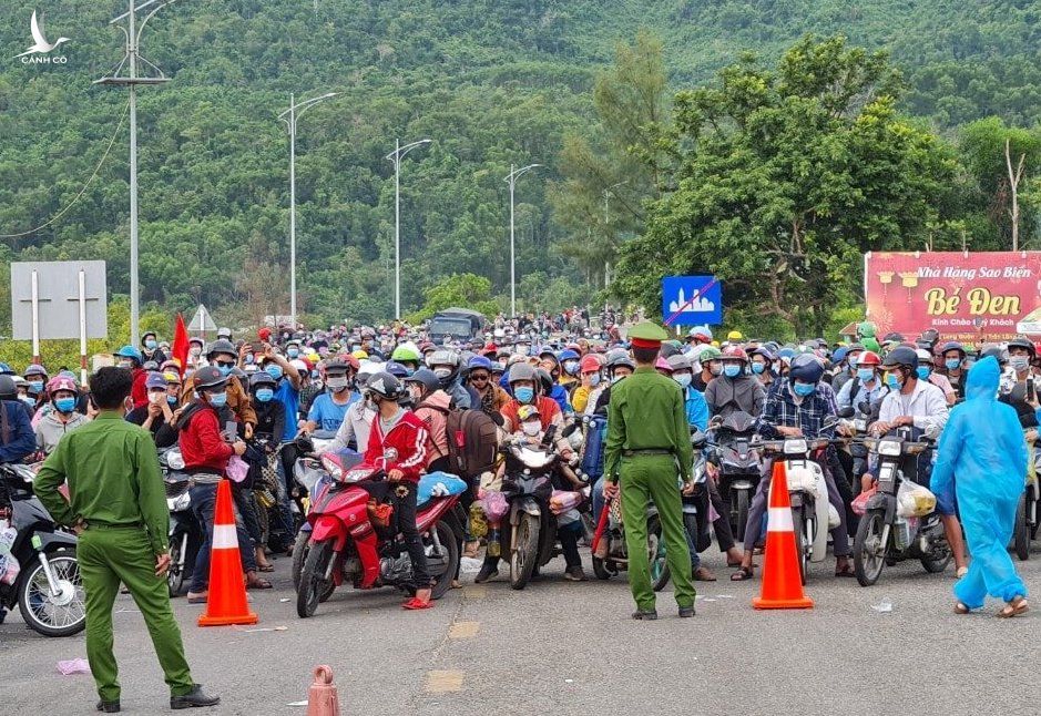 Người dân đi xe máy về quê ở chân đèo Hải Vân, Thừa Thiên Huế. Ảnh: Vạn An