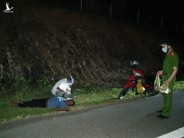 Nhịn đói 3 ngày lái xe máy nghìn km về quê, người đàn ông kiệt sức gục bên đường - 1