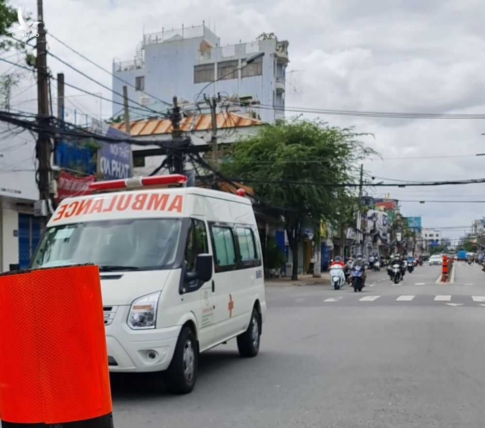 Tài xế xe cứu thương hạn chế tối đa hụ còi trong đợt này, nhất là về đêm. /// ẢNH: DUY TÍNH