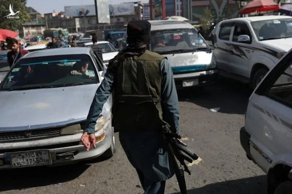 Taliban bắn chết nữ cảnh sát đang mang thai 8 tháng ngay trước mặt chồng và con - Ảnh 1.