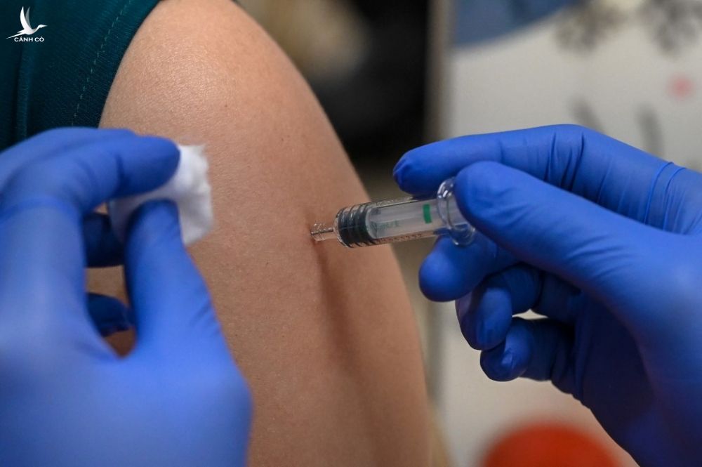 Một phụ nữ tiêm vaccine Covid-19 tại bệnh viện Mount Elizabeth ở Singapore ngày 7/9. Ảnh: AFP