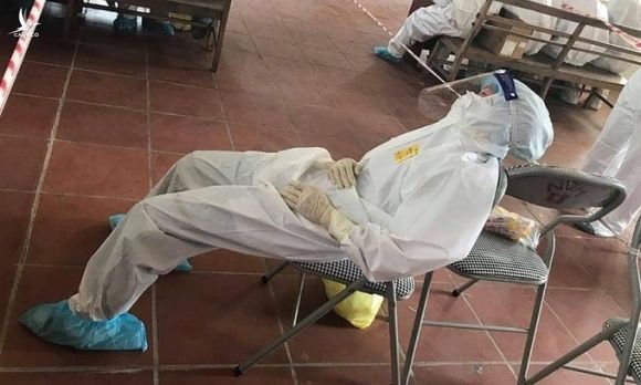 Một nhân viên y tế tại Bắc Giang kiệt sức khi tham gia công tác lấy mẫu xét nghiệm. Ảnh:Xuân Thắng