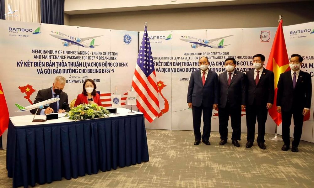 Đại diện Bamboo Airways ký thoả thuận với GE Aviation hôm 21/9 tại Mỹ. Ảnh: BAV