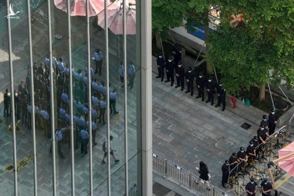 Cảnh sát và nhân viên bảo vệ bên ngoài trụ sở Evergrande ở Thâm Quyến hôm 24/9. Ảnh: AP