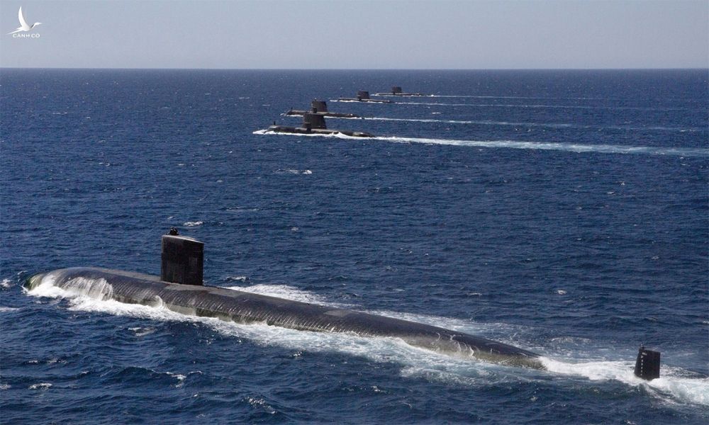 Từ dưới lên, tàu ngầm USS Santa Fe của Mỹ di chuyển theo đội hình cùng tàu ngầm HMAS Collins, HMAS Farncomb, HMAS Dechaineux và HMAS Sheean của Australia tháng 2/2019. Ảnh: RAN.