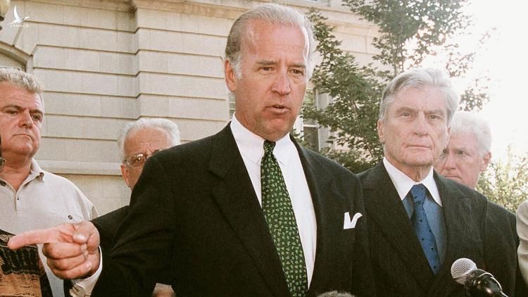 Joe Biden khi còn là Chủ tịch Ủy ban Đối ngoại Thượng viện phát biểu trước truyền thông bên ngoài trụ sở cảnh sát quốc hội Mỹ hôm 11/9/2001. Ảnh: Congressional Quarterly.