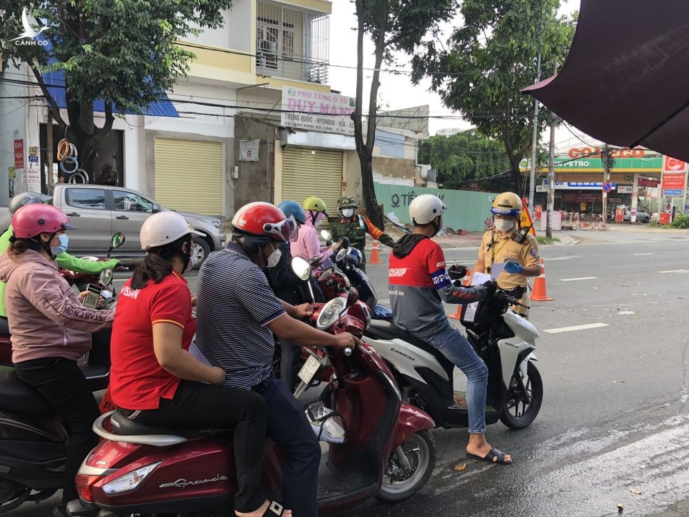 TP.HCM sáng 6.9: Tiếp tục kiểm tra giấy đi đường, khai báo di chuyển nội địa - ảnh 1