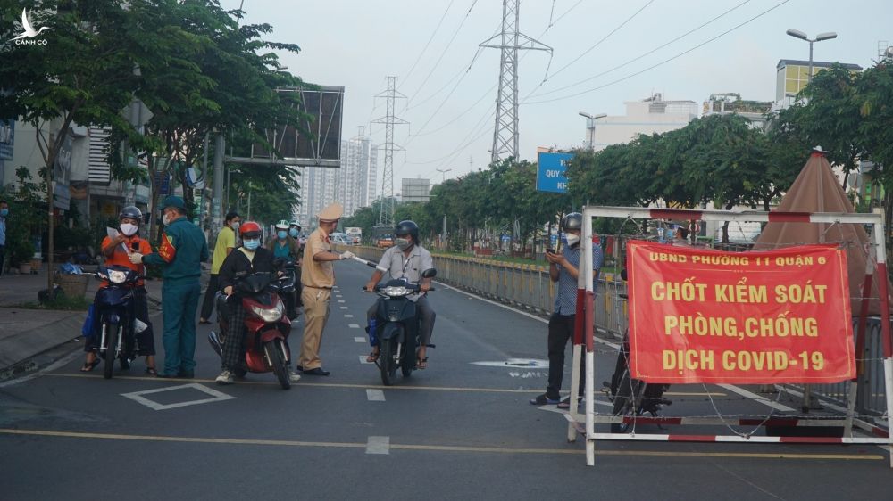 Tại chốt kiểm soát Mũi Tàu (giao giữa Q.Bình Tân và Q.6), lượng xe lưu thông vào sáng 6.9 đông đúc. /// KHÁNH TRẦN