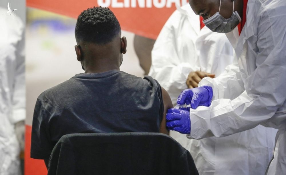 Một nâhn viên y tế tiêm vaccine Covid-19 cho trẻ vị thành niên ở Pretoria, Nam Phi, hôm 10/9. Ảnh: AFP.