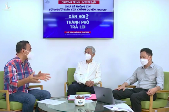 Phó chủ tịch UBND thành phố Võ Văn Hoan (giữa) trong chương trình Dân hỏi – Thành phố trả lời, tối 1/9. Ảnh: Trung tâm báo chí TP HCM