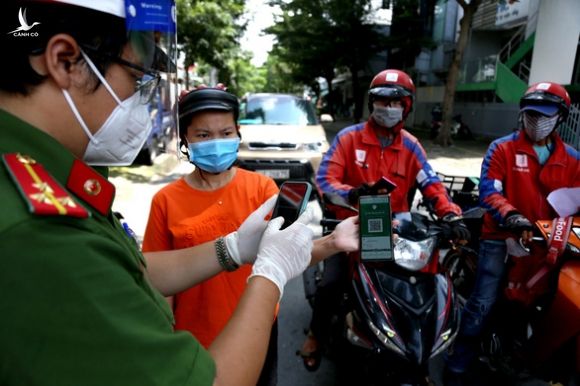 Thí điểm đi lại, mua bán ở vùng xanh: Dân dè dặt, kiểm soát vẫn chặt - Ảnh 1.