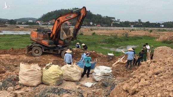 Chỉ đạo chôn trộm 257 tấn rác thải công nghiệp, giám đốc người Trung Quốc bị khởi tố - Ảnh 2.