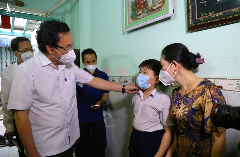 Chùm ảnh: Bí thư Nguyễn Văn Nên thăm trẻ em có người thân mất vì COVID-19 - ảnh 6