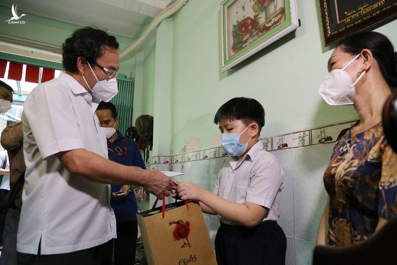 Chùm ảnh: Bí thư Nguyễn Văn Nên thăm trẻ em có người thân mất vì COVID-19 - ảnh 8