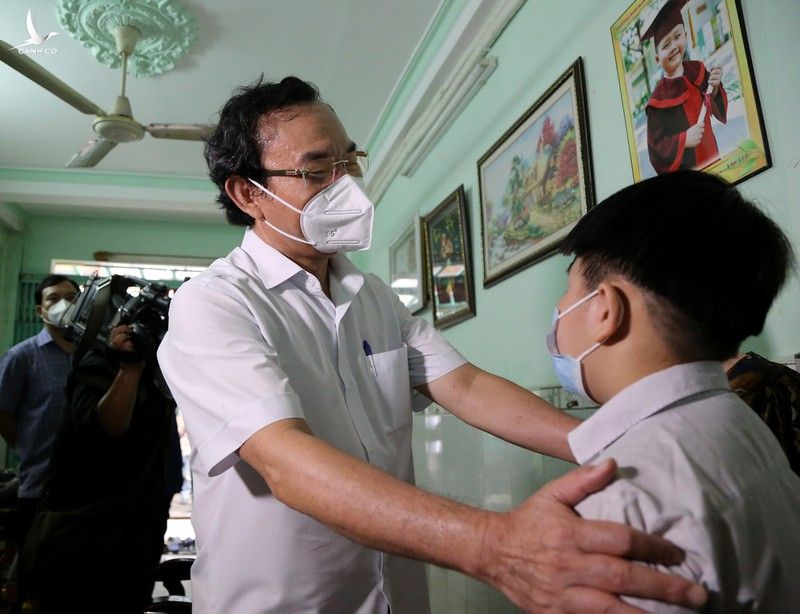 Chùm ảnh: Bí thư Nguyễn Văn Nên thăm trẻ em có người thân mất vì COVID-19 - ảnh 9