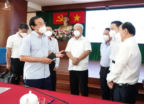 Bí thư Thành ủy TP.HCM Nguyễn Văn Nên (hàng đầu, bên trái) trao đổi với lãnh đạo Q.7 về các biện pháp khôi phục kinh tế /// Sỹ Đông