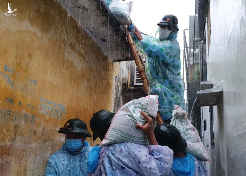Bộ đội vác bao cát chèn mái nhà cho người dân vùng đỏ ở Đà Nẵng - ảnh 7