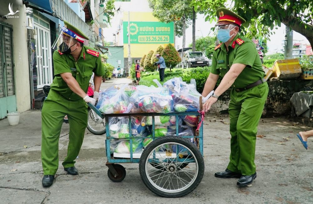 Công an TP.HCM mang cá tươi tặng tận nhà, cả nhà thất nghiệp nấu liền bữa tối - ảnh 3