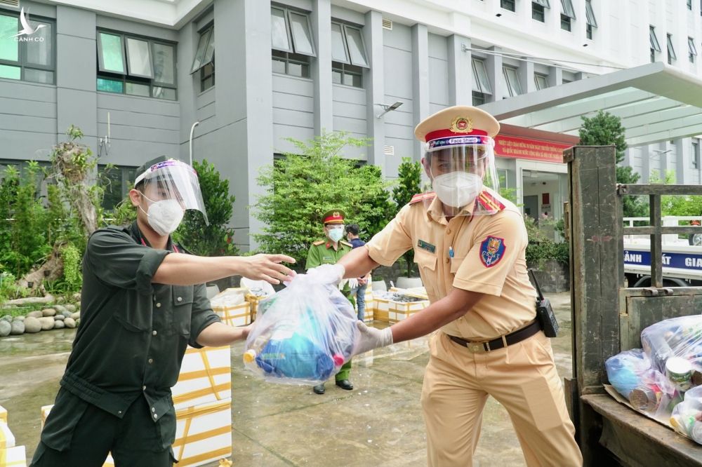 Công an TP.HCM mang cá tươi tặng tận nhà, cả nhà thất nghiệp nấu liền bữa tối - ảnh 2