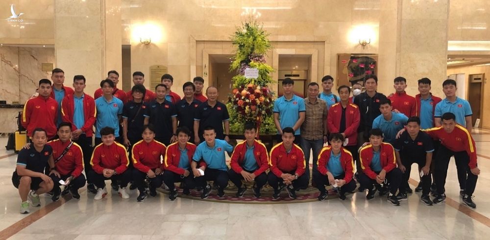 Đội tuyển Việt Nam bên lẵng hoa của Chủ tịch nước Nguyễn Xuân Phúc /// ẢNH: VFF