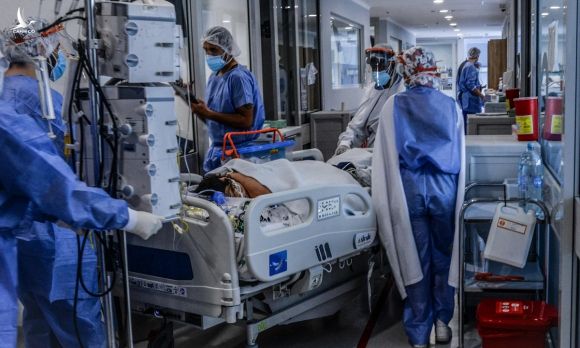 Các bác sĩ chăm sóc một bệnh nhân Covid-19 tại bệnh viện ở Bogota, Colombia hồi tháng 5. Ảnh: AFP.