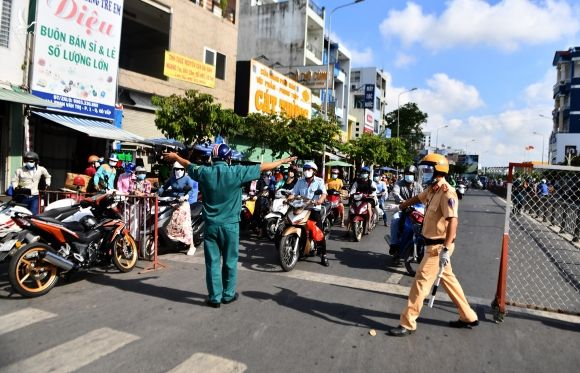 khong de gian cach xa hoi keo dai anh 2