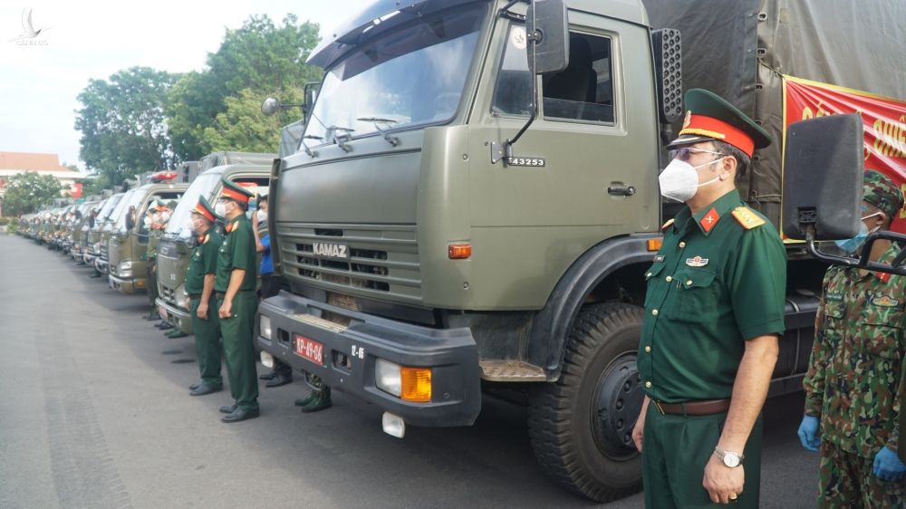 100.000 phần quà và 4.000 tấn gạo sẽ được gửi đến những người dân có hoàn cảnh khó khăn do ảnh hưởng bởi dịch Covid-19 tại TP.HCM /// KHÁNH TRẦN