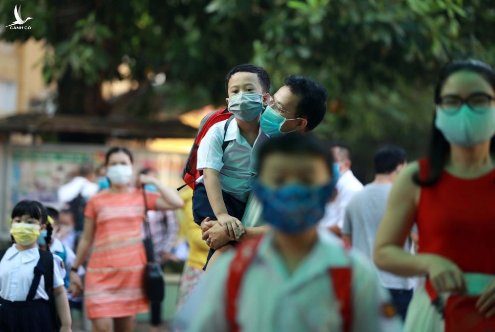 'Bình thường' mới là phụ huynh cùng với giáo viên dạy dỗ con em mình - Ảnh chụp trong mùa khai giảng tháng 9.2020 /// NGỌC DƯƠNG