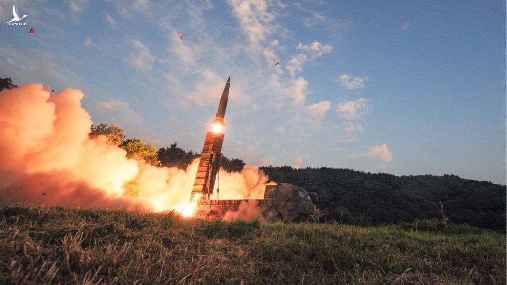 Tên lửa được phóng trong một cuộc tập trận ở Hàn Quốc /// Reuters