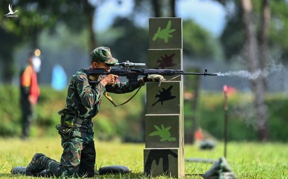 Tuyển thủ Việt Nam thi Xạ thủ bắn tỉa trong khuôn khổ Army Games 2021 tại thao trưởng Trung tâm Huấn luyện quân sự quốc gia 4. Ảnh: Giang Huy