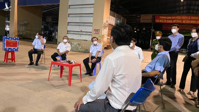 Bí thư Thành ủy TP HCM Nguyễn Văn Nên kiểm tra chợ Bình Điền - Ảnh 2.