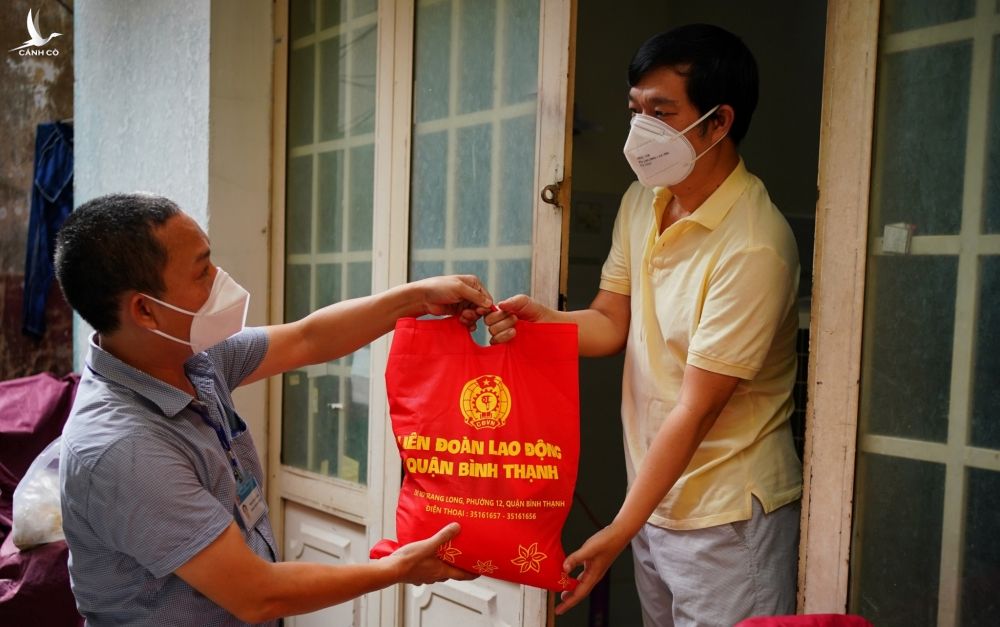 Trao quà hỗ trợ người dân gặp khó khăn do dịch Covid-19 kéo dài ở Q.Bình Thạnh, TP.HCM /// ẢNH: ĐỘC LẬP