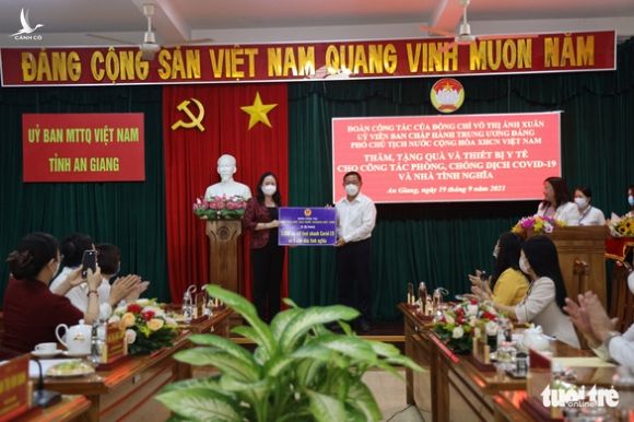 Phó chủ tịch nước tặng 5.000 kit xét nghiệm và 5 nhà tình nghĩa cho An Giang - Ảnh 1.