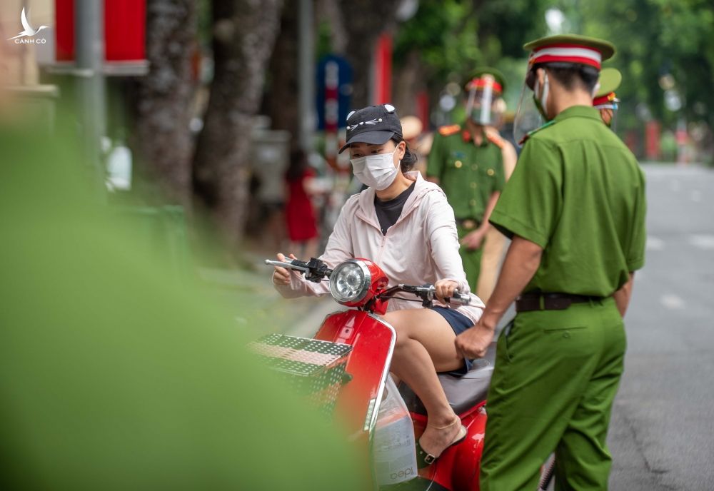 Kiem soat nguoi ra duong ngay quoc khanh anh 2