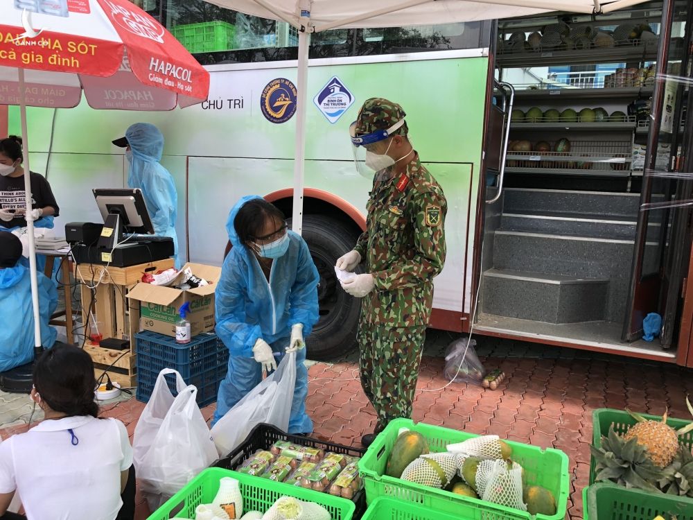 Bộ đội, tình nguyện viên đi chợ hộ tại khu vực giãn dân - ảnh 4
