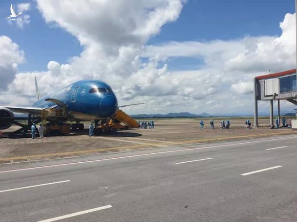 Chuyến bay đầu tiên thí điểm Hộ chiếu vắc-xin đã hạ cánh tại sân bay Vân Đồn - Ảnh 2.